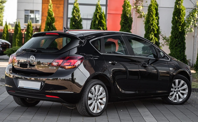 Opel Astra cena 27700 przebieg: 219111, rok produkcji 2010 z Radom małe 326